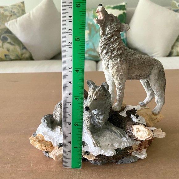 Howling And Sitting Wolves Figurine Sculpture - Picture 9 of 12